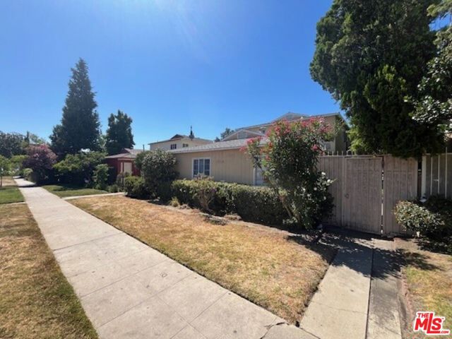 13358 Victory Boulevard photo 8