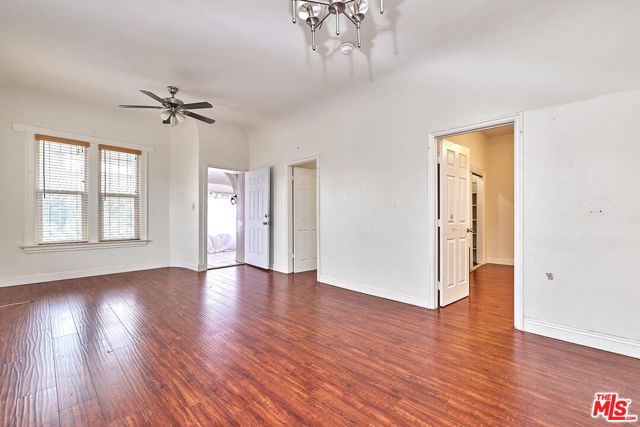 1147 S Mariposa Avenue, Los Angeles CA: https://media.crmls.org/mediaz/eae144ad-d5be-4683-864b-9064fea5df50.jpg