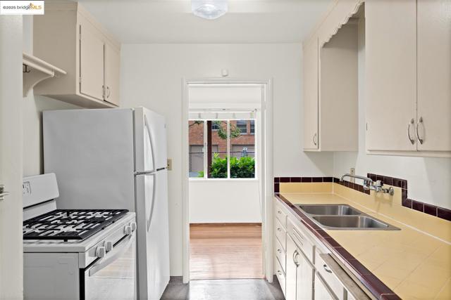 3802 Shafter Ave, Oakland CA: https://media.crmls.org/mediaz/eae194fd-cf4d-460d-af31-5c3305da7e39.jpg