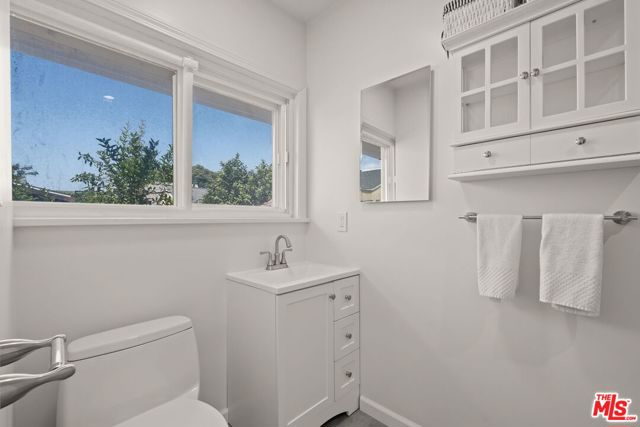 519 W Elm Avenue, Inglewood CA: https://media.crmls.org/mediaz/eae20645-5614-43ab-a2e8-7e5f9a1e3175.jpg