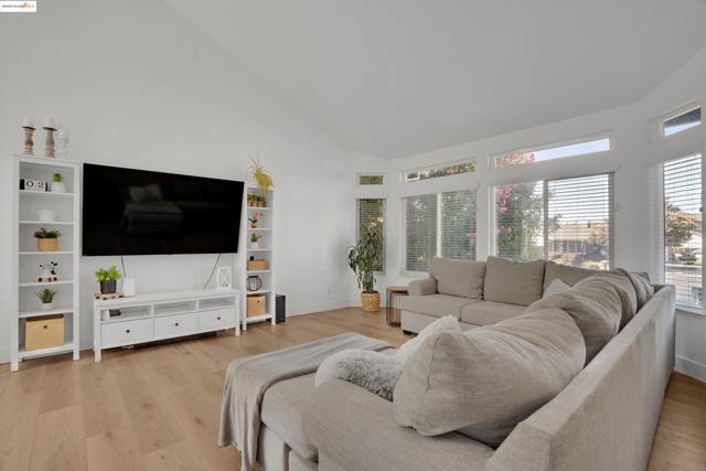 235 Pecan Pl, Brentwood CA: https://media.crmls.org/mediaz/eae2dac9-87ea-4800-9d13-4bd0b377d586.jpg