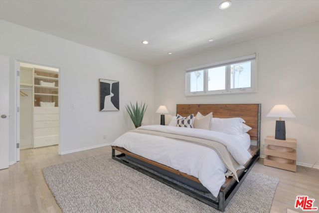 833 17th Street, Santa Monica CA: https://media.crmls.org/mediaz/eae38430-6ab2-4c6a-942d-a0481feb0486.jpg