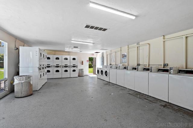 1817 E Grand ave, Escondido CA: https://media.crmls.org/mediaz/eae4361f-10cc-4d4c-a922-9e3ce48bba17.jpg