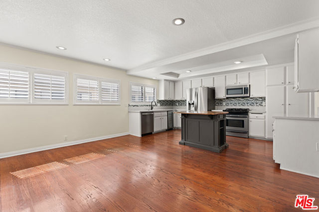 6021 Lindley Avenue, Tarzana CA: https://media.crmls.org/mediaz/eae4894f-dfba-48e3-90ef-ce55b0202245.jpg