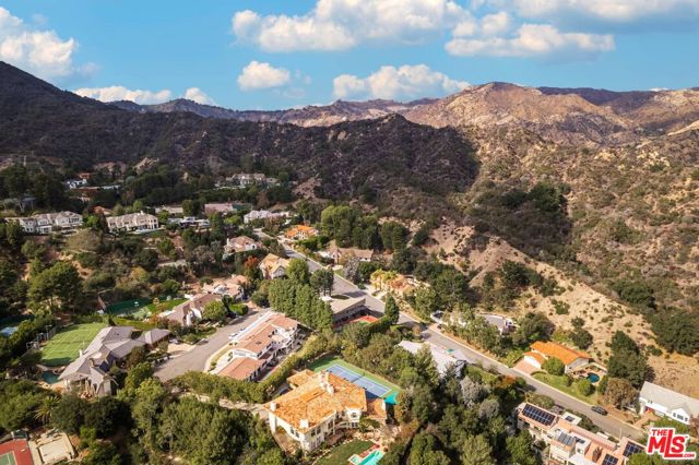 17765 Camino De Yatasto, Pacific Palisades CA: https://media.crmls.org/mediaz/eae509a5-2ae4-4331-a33b-e4dd58d4b36f.jpg