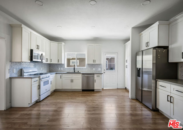 2074 W 29th Street, Los Angeles CA: https://media.crmls.org/mediaz/eae5293a-e405-4a80-a547-6155de82abe3.jpg