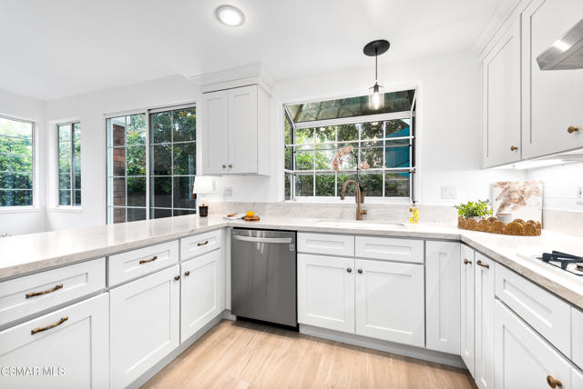 5748 Whispering Pines Circle, Westlake Village CA: https://media.crmls.org/mediaz/eae52aa8-f7a8-496a-9c86-6a1fcb23405f.jpg