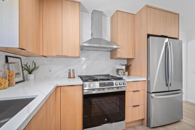 824 14th Ave, Menlo Park CA: https://media.crmls.org/mediaz/eae55ee2-5492-4362-bb95-07d8a99f4735.jpg