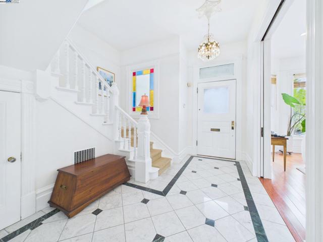 1709 Myrtle St, Oakland CA: https://media.crmls.org/mediaz/eae57a61-4d62-4390-bf5f-2e8d8134f0b1.jpg