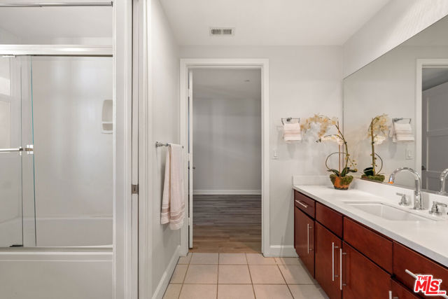 14412 Killion Street, Sherman Oaks CA: https://media.crmls.org/mediaz/eae5907c-ddea-4ae1-bf3a-9fceb1447dec.jpg