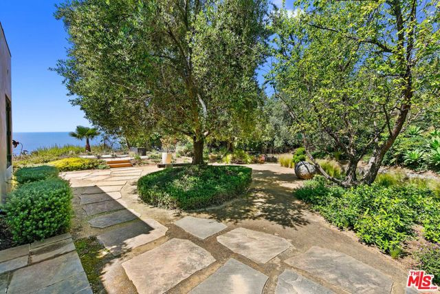 27450 Calicut Road, Malibu CA: https://media.crmls.org/mediaz/eae5cd71-0116-4e8a-91ea-f1dedc9f09f9.jpg