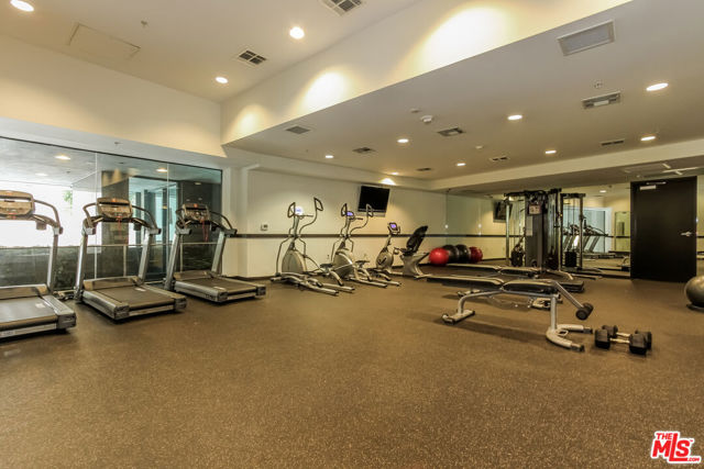 655 S Hope Street, Los Angeles CA: https://media.crmls.org/mediaz/eae63041-b101-465b-b426-6a043c874205.jpg