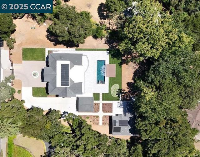 74 Middlefield Rd, Atherton CA: https://media.crmls.org/mediaz/eae664b4-0d47-4ded-806d-eecd8825a91d.jpg