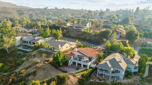 15425 Vista Vicente Dr, San Diego CA: https://media.crmls.org/mediaz/eae67e08-affb-4e1c-a03d-83f22274fc5e.jpg