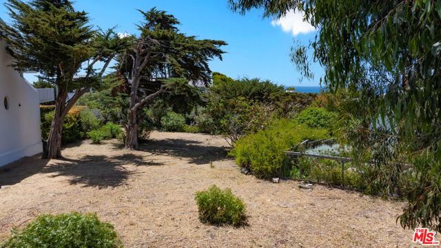 31826 Broad Beach Road, Malibu CA: https://media.crmls.org/mediaz/eae6934a-4c9e-42ae-b7b6-8e6bd8521b4a.jpg