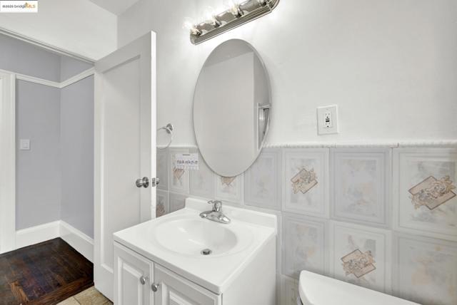 1009 106Th Ave, Oakland CA: https://media.crmls.org/mediaz/eae6ab13-b9d4-48ad-a2e1-383186626166.jpg