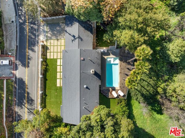 3443 Mandeville Canyon Road, Los Angeles CA: https://media.crmls.org/mediaz/eae6c3cf-8ec6-4ddc-9720-622981b57239.jpg