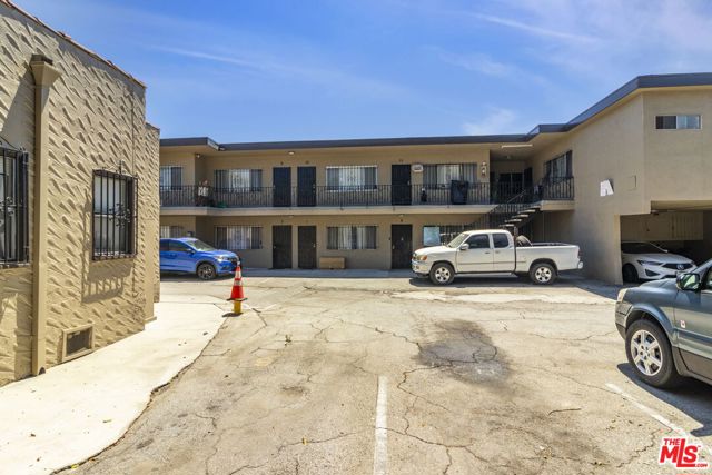 820 -824 W 95th Street, Los Angeles CA: https://media.crmls.org/mediaz/eae73ecb-df8e-4627-9e0b-6166bf58abb9.jpg