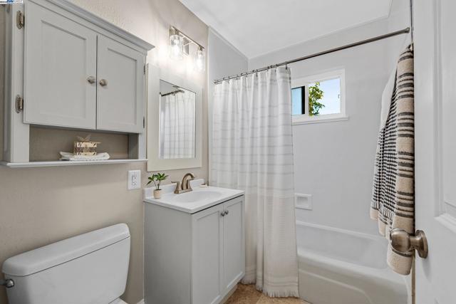 4421 Muirwood Dr, Pleasanton CA: https://media.crmls.org/mediaz/eae76130-71f8-4f3d-aa98-e9cd0e69a46e.jpg