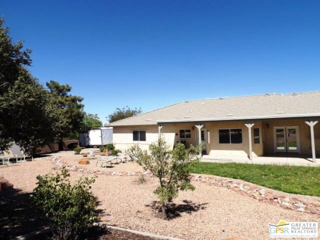 6950 Oak View Court, Oak Hills CA: https://media.crmls.org/mediaz/eae971ab-5cec-4e7a-b053-a7f4f10017c1.jpg