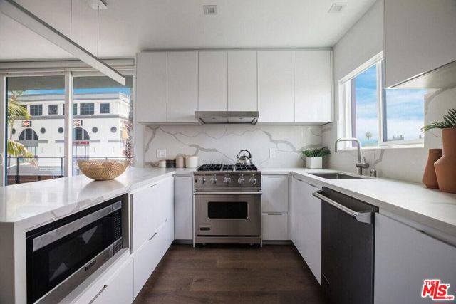1425 N Crescent Heights Boulevard, West Hollywood CA: https://media.crmls.org/mediaz/eaea90be-7193-4f02-a54c-fab4aa6e8927.jpg