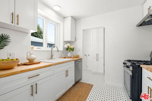 3340 Cardiff Avenue, Los Angeles CA: https://media.crmls.org/mediaz/eaeaa340-e9f6-429f-a49c-ffa396f79590.jpg