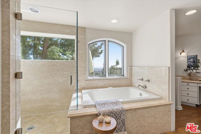 1284 Lago Vista Drive, Beverly Hills CA: https://media.crmls.org/mediaz/eaeb2c5c-3aa3-4059-ae84-027a82a74c44.jpg