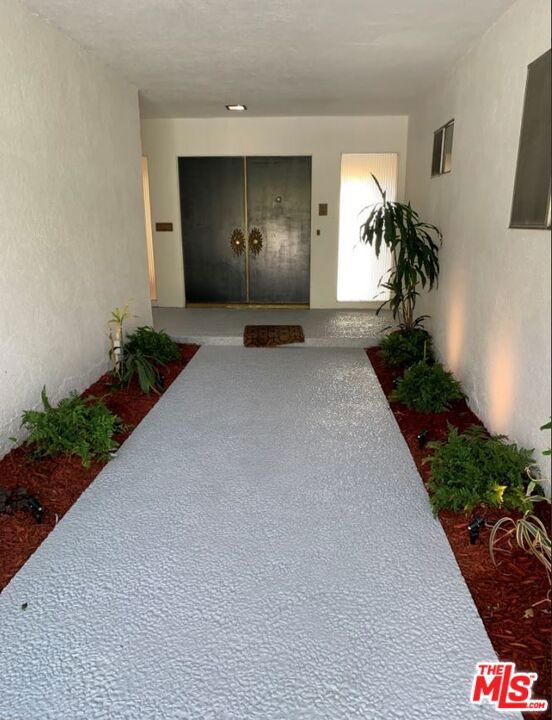 5248 LOS ENCANTOS Way, Los Angeles CA: https://media.crmls.org/mediaz/eaeb5056-79c8-4083-a2f9-4820cbac9222.jpg