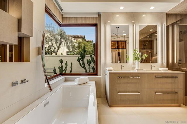 8070 La Jolla Scenic Dr N, La Jolla CA: https://media.crmls.org/mediaz/eaeb7dbe-9c11-4a5d-9dfd-9f940e8c8a88.jpg