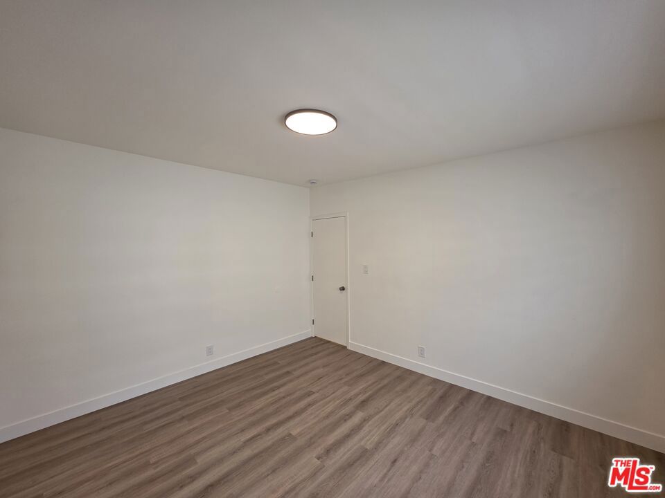 https://media.crmls.org/mediaz/eaebdbb5-cbed-4212-afef-09b4f8036220.jpg?preset=X-Large