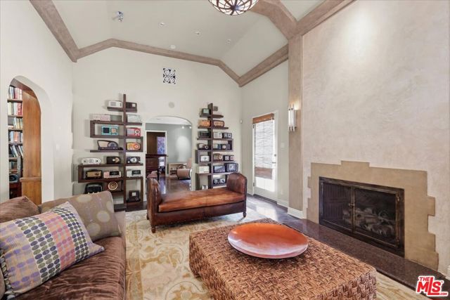 2515 N Commonwealth Avenue, Los Angeles CA: https://media.crmls.org/mediaz/eaebe091-e866-4a36-aa73-4528be685213.jpg