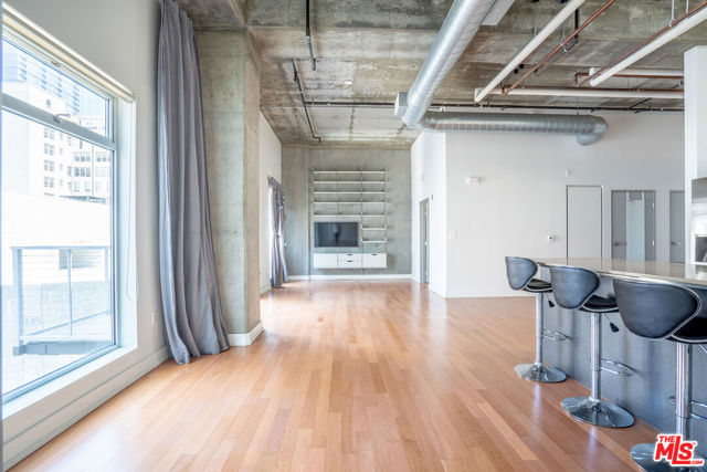 645 W 9th Street, Los Angeles CA: https://media.crmls.org/mediaz/eaec2550-11b3-4b24-8912-54f3cc19b45e.jpg