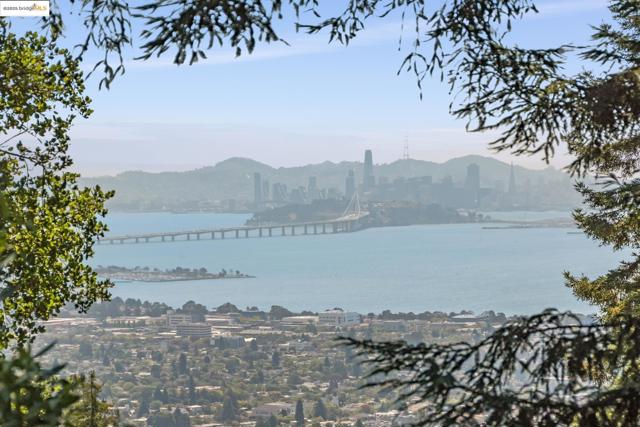 1270 Queens Rd, Berkeley CA: https://media.crmls.org/mediaz/eaecdf1d-f686-45f4-8c9f-654fce2598ad.jpg