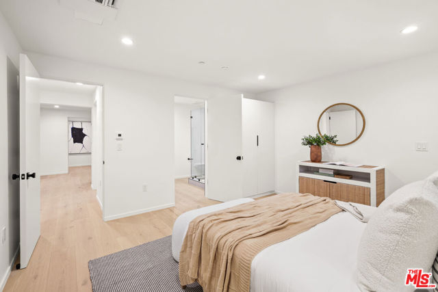 2530 Beverley Avenue, Santa Monica CA: https://media.crmls.org/mediaz/eaed42f7-7971-4986-baf8-e6f8b343ee75.jpg