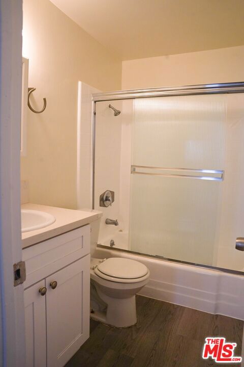 18444 Collins Street, Tarzana CA: https://media.crmls.org/mediaz/eaedcca9-063b-4af7-b4a6-b7f9d50d2f30.jpg