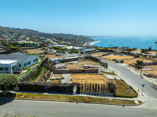 18449 Kingsport Drive, Malibu CA: https://media.crmls.org/mediaz/eaedf867-24a8-4036-bd42-551235620aae.jpg