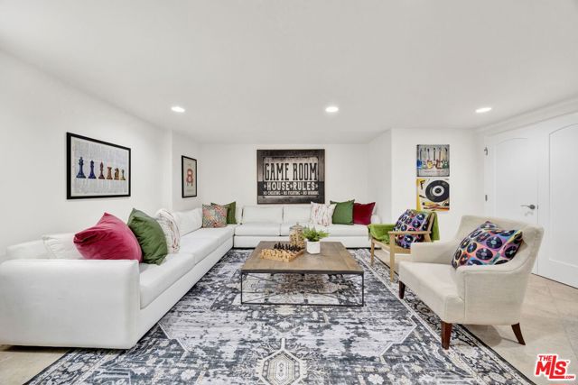 7019 E Seaside Walk, Long Beach CA: https://media.crmls.org/mediaz/eaee1ada-5841-4503-b887-5cfc12a4c6ac.jpg