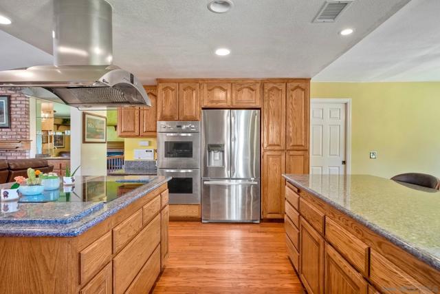 2183 Lundy Lake Dr, Escondido CA: https://media.crmls.org/mediaz/eaef2731-eee6-4d33-afd7-b36058cc1f22.jpg
