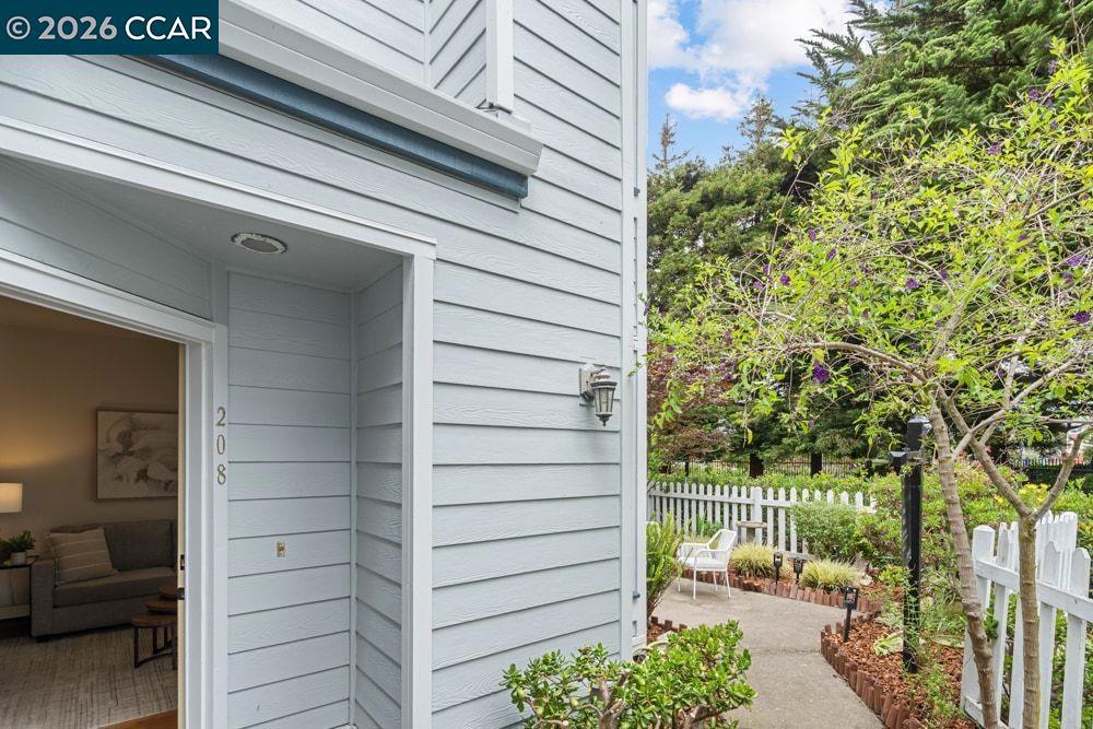 https://media.crmls.org/mediaz/eaef4558-7110-4a7b-8813-fbceec5fbf5d.jpg?preset=X-Large