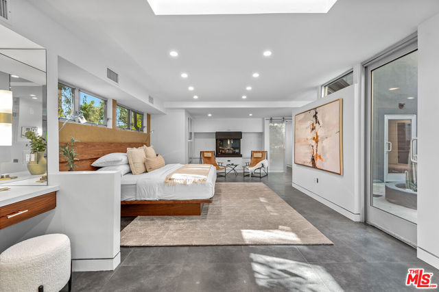 4944 Hood Drive, Woodland Hills CA: https://media.crmls.org/mediaz/eaf0b838-193b-4741-9259-9e2e93e19d1c.jpg