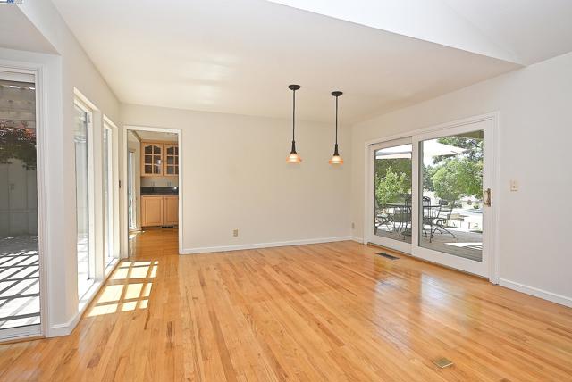 727 Paradise Valley Ct, Danville CA: https://media.crmls.org/mediaz/eaf0d9cf-a342-4786-810c-7c8ce5db7e3c.jpg