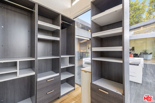 7275 Mulholland Drive, Los Angeles CA: https://media.crmls.org/mediaz/eaf16cb5-1903-461d-8490-602e3bb7b9eb.jpg