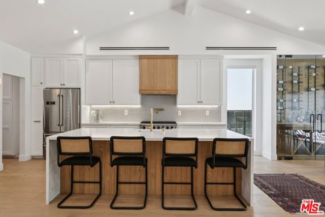 13117 Magnolia Boulevard, Sherman Oaks CA: https://media.crmls.org/mediaz/eaf1c494-57d3-45ad-bf89-83e67df94e17.jpg