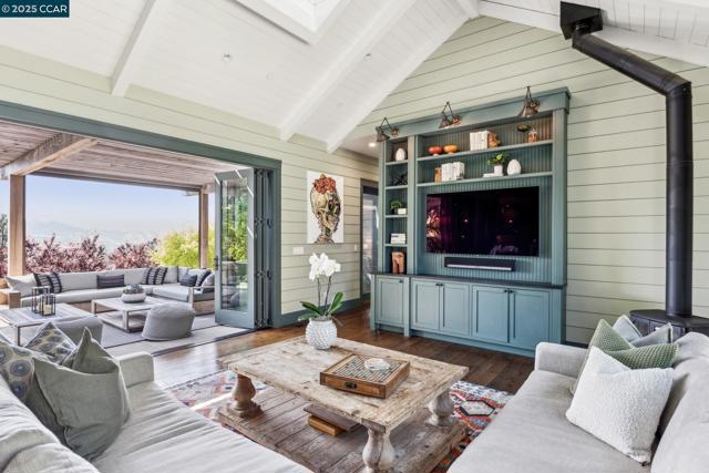 25 La Campana, Orinda CA: https://media.crmls.org/mediaz/eaf1cd01-9f62-4fc7-8b4d-9b2593ebb5b3.jpg