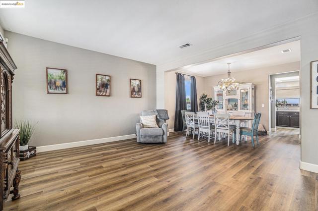 583 Sawgrass Way, Oakley CA: https://media.crmls.org/mediaz/eaf29b03-ef8c-4c0d-87d7-05a3907936a7.jpg