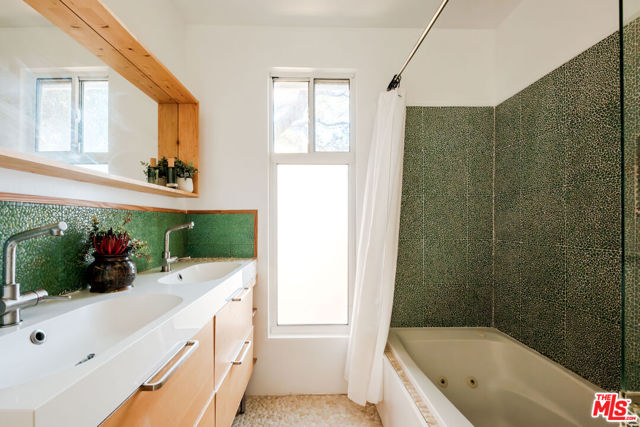 3625 Berryman Avenue, Los Angeles CA: https://media.crmls.org/mediaz/eaf3dd19-2dee-4930-b8d6-d9ea0f67d865.jpg