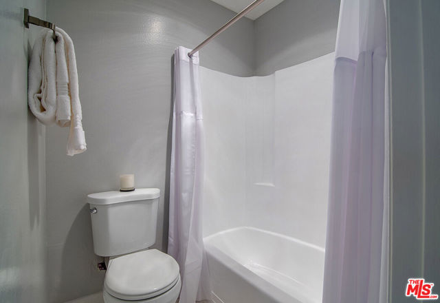 6000 Canterbury Drive, Culver City CA: https://media.crmls.org/mediaz/eaf45a5e-2d59-4c25-97ef-fe8d4f055251.jpg