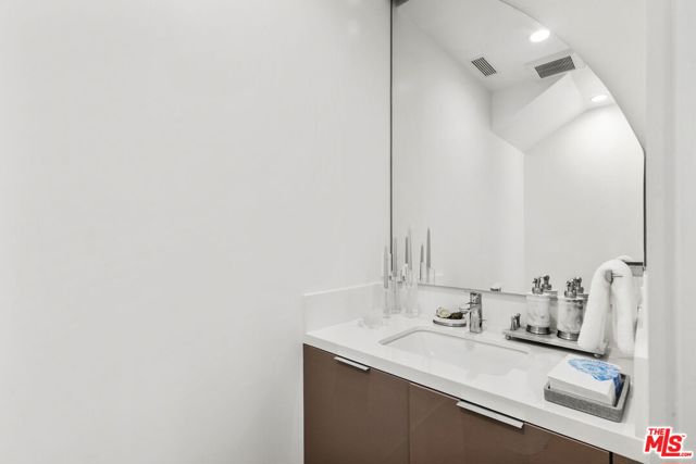 4338 Agnes Avenue, Studio City CA: https://media.crmls.org/mediaz/eaf4da8c-c3bc-48a4-9b34-5fb41cb15ede.jpg