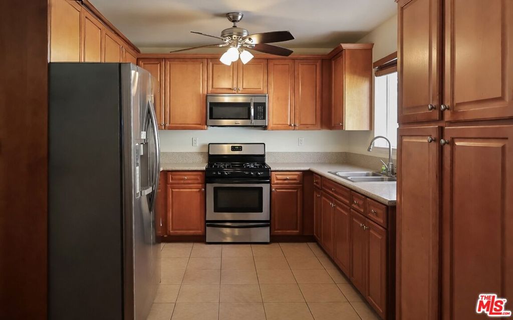 https://media.crmls.org/mediaz/eaf61a13-17b0-49ca-a725-793e6c4be650.jpg?preset=X-Large