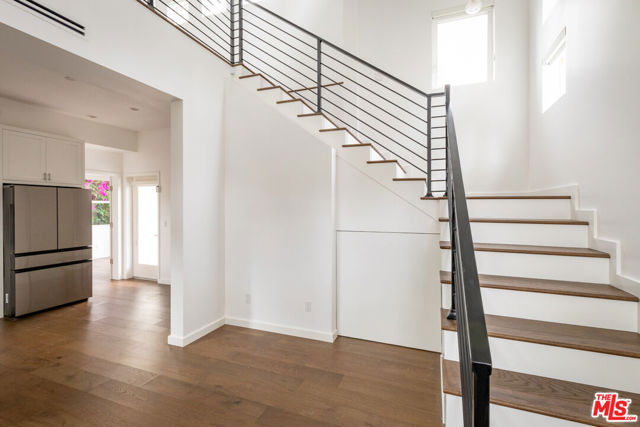 24042 Killion Street, Woodland Hills CA: https://media.crmls.org/mediaz/eaf72462-f593-443b-959e-8e9d3dd957b3.jpg